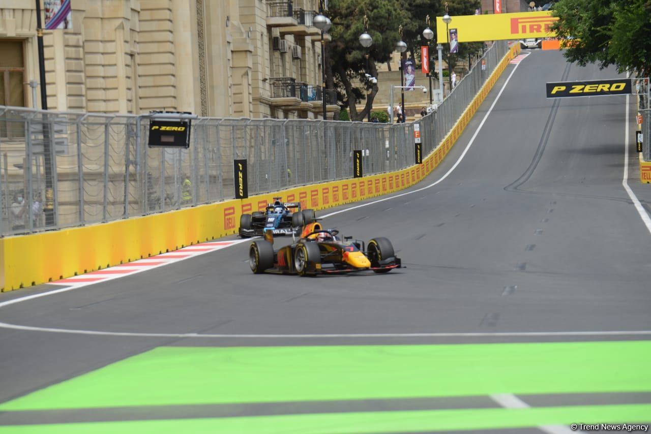 Bakı şəhər halqasında Formula 2 üzrə sərbəst yürüşlərə start verilib (FOTO)