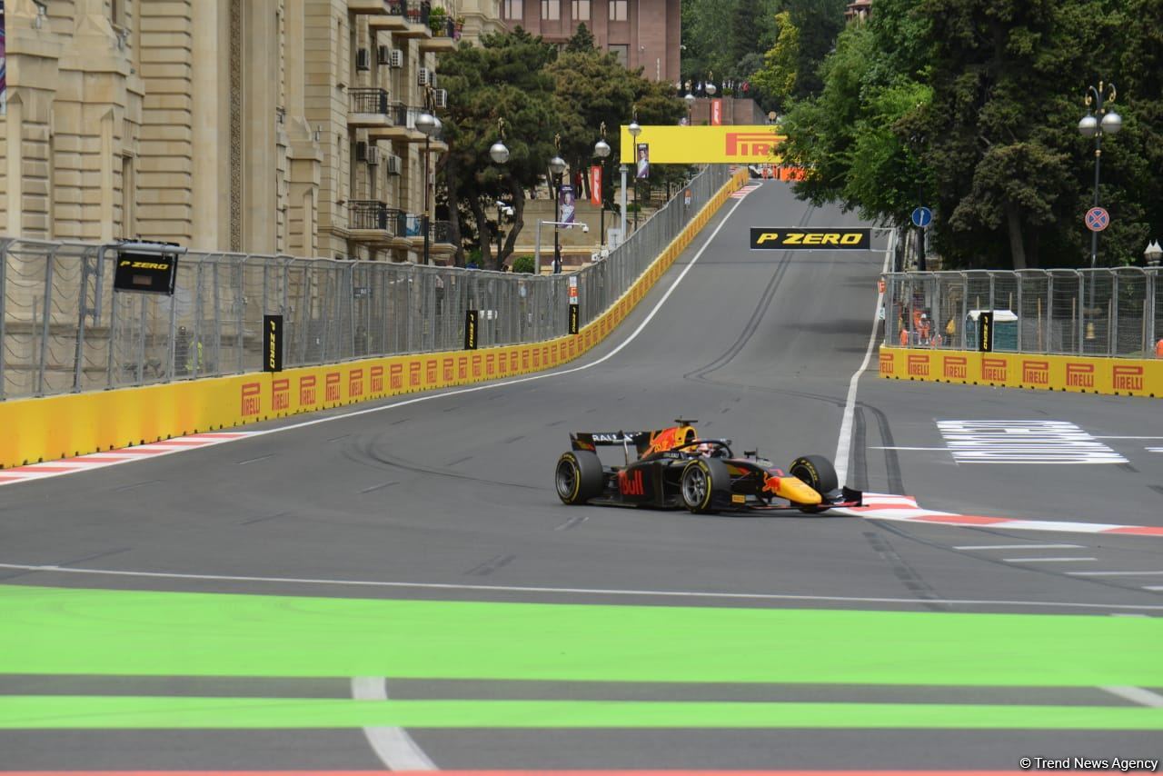 Bakı şəhər halqasında Formula 2 üzrə sərbəst yürüşlərə start verilib (FOTO)
