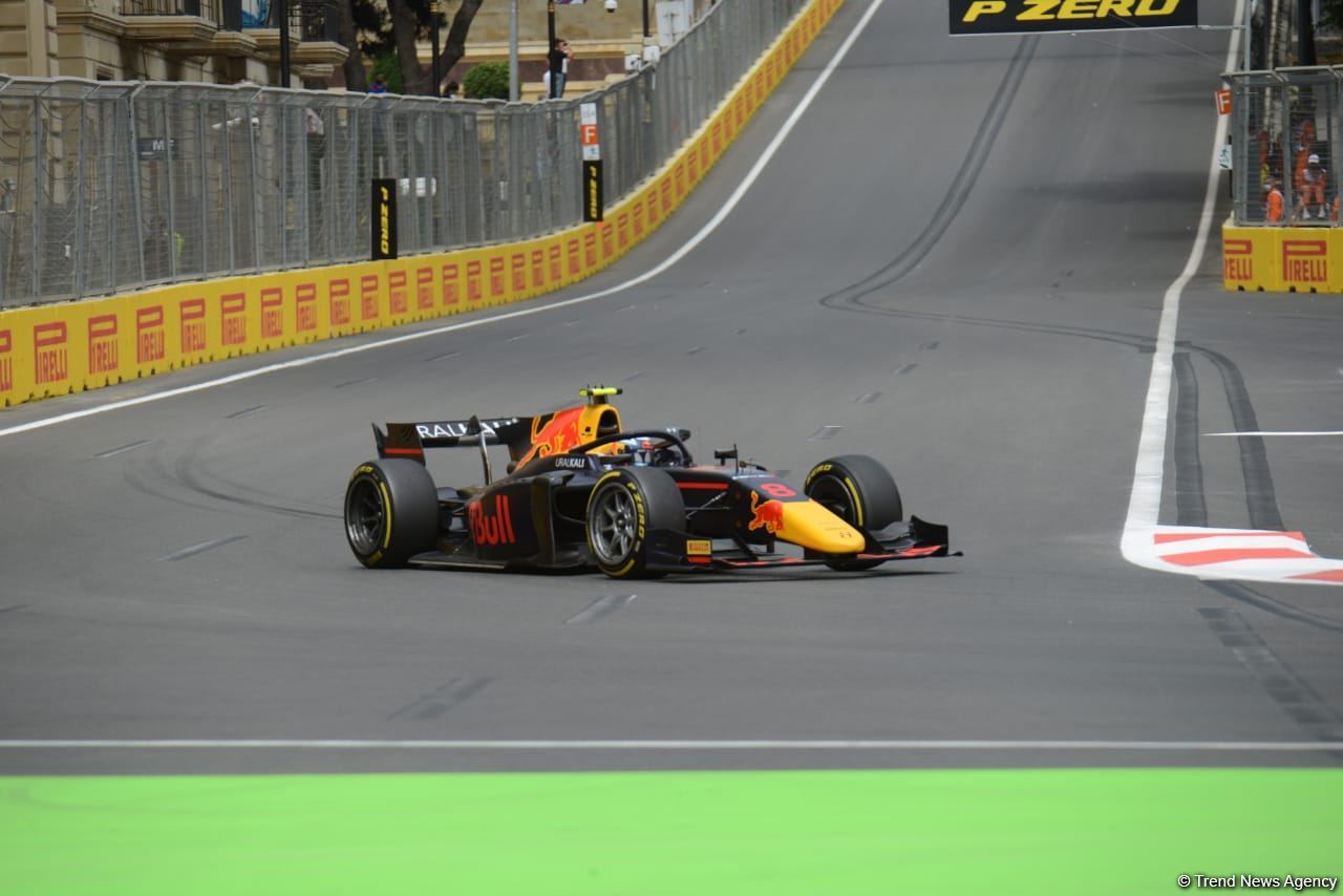 Bakı şəhər halqasında Formula 2 üzrə sərbəst yürüşlərə start verilib (FOTO)