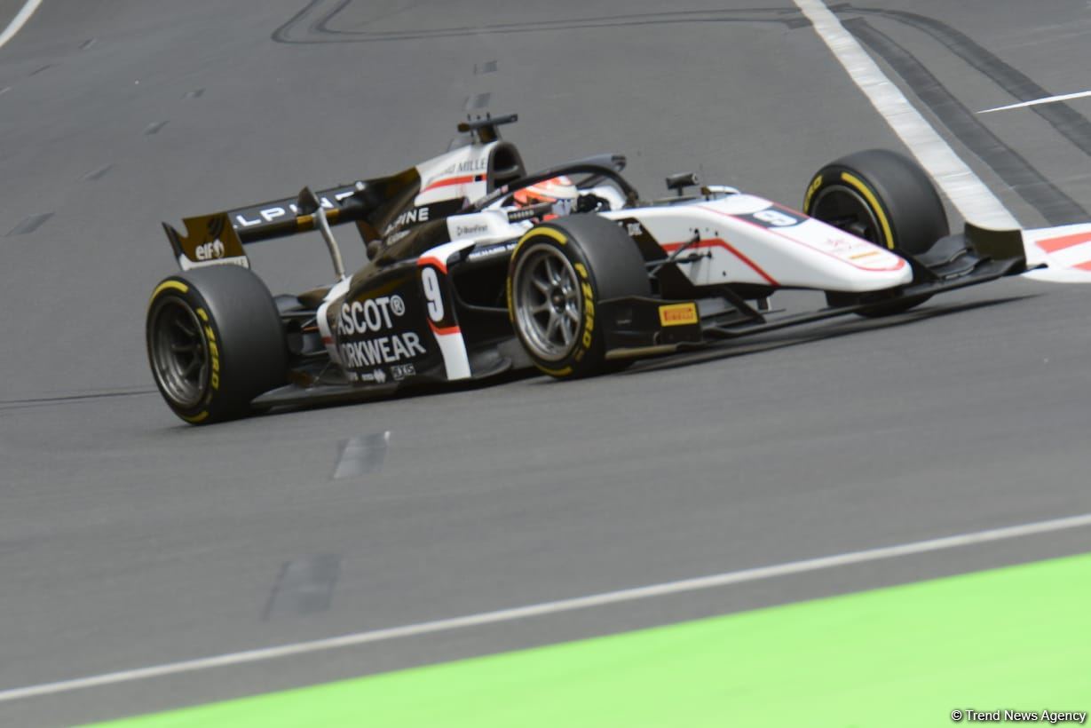 Bakı şəhər halqasında Formula 2 üzrə sərbəst yürüşlərə start verilib (FOTO)