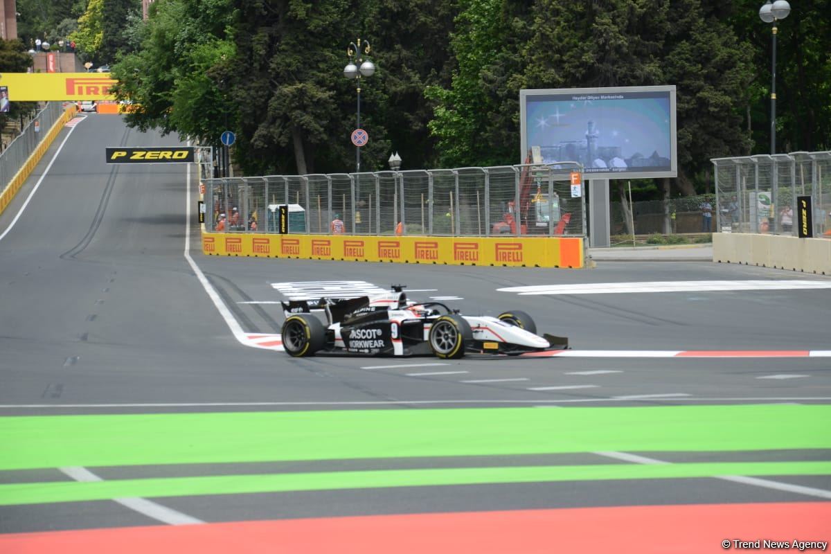 Bakı şəhər halqasında Formula 2 üzrə sərbəst yürüşlərə start verilib (FOTO)