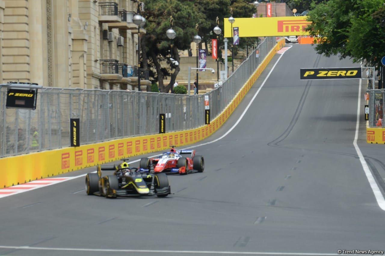 Bakı şəhər halqasında Formula 2 üzrə sərbəst yürüşlərə start verilib (FOTO)