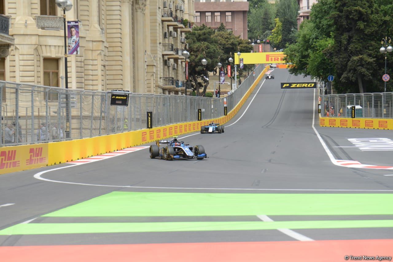 Bakı şəhər halqasında Formula 2 üzrə sərbəst yürüşlərə start verilib (FOTO)