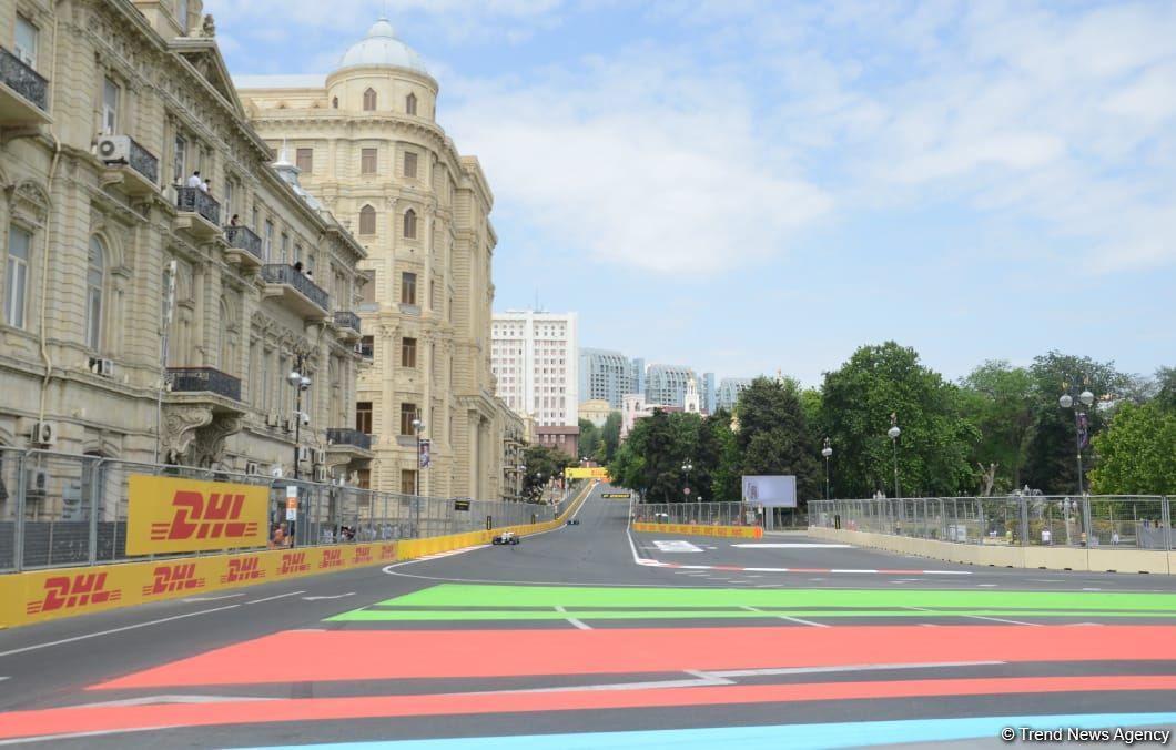 Bakı şəhər halqasında Formula 2 üzrə sərbəst yürüşlərə start verilib (FOTO)