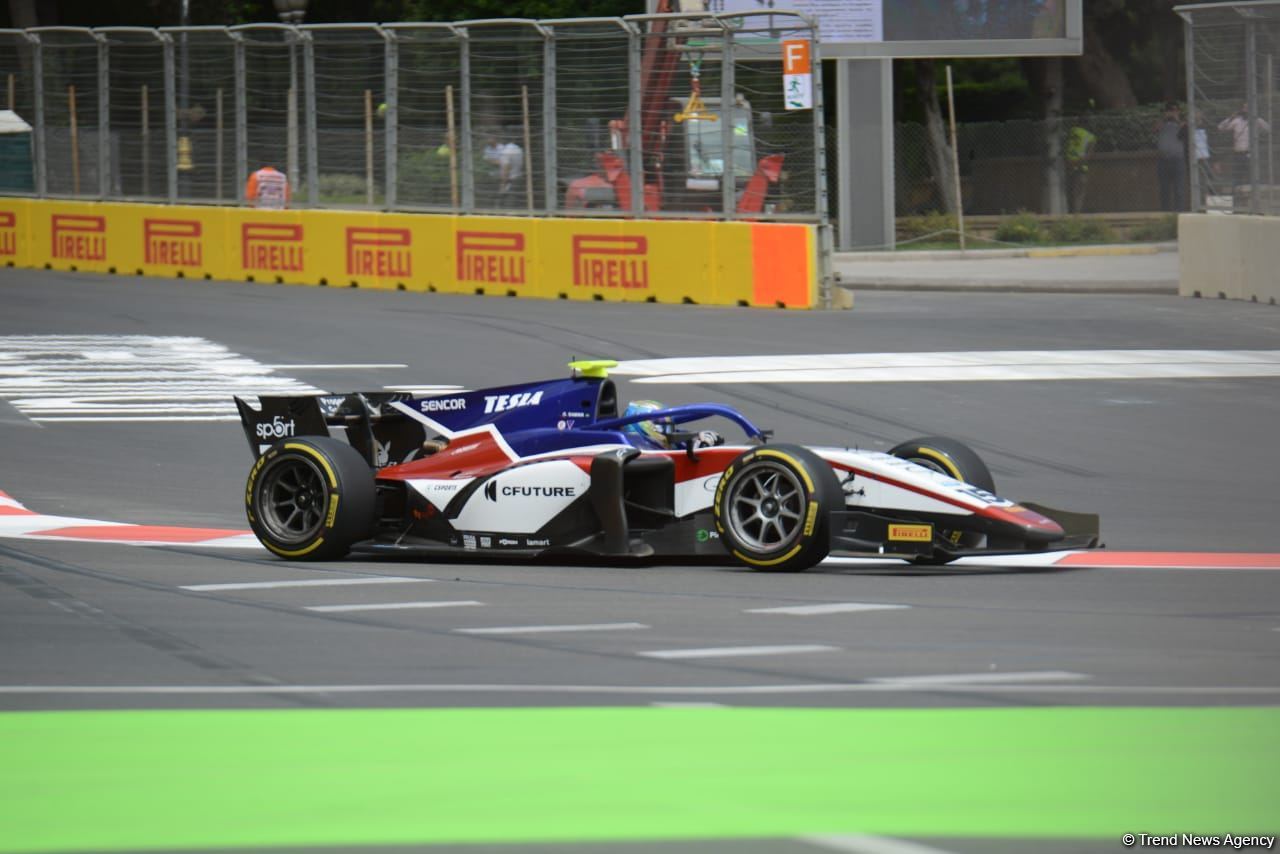 Bakı şəhər halqasında Formula 2 üzrə sərbəst yürüşlərə start verilib (FOTO)