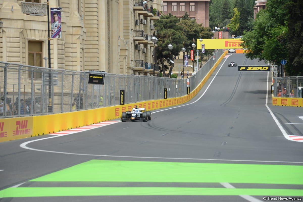 Bakı şəhər halqasında Formula 2 üzrə sərbəst yürüşlərə start verilib (FOTO)