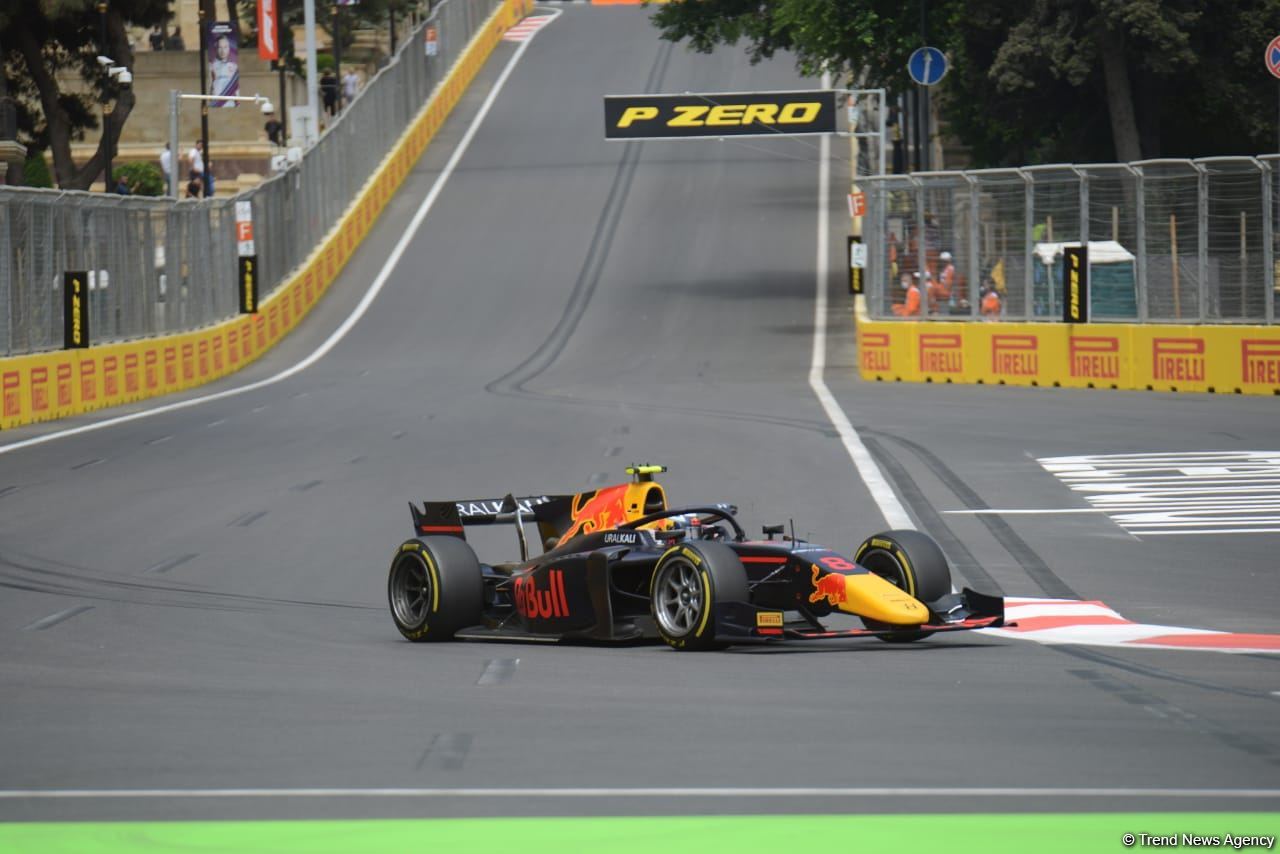 Bakı şəhər halqasında Formula 2 üzrə sərbəst yürüşlərə start verilib (FOTO)