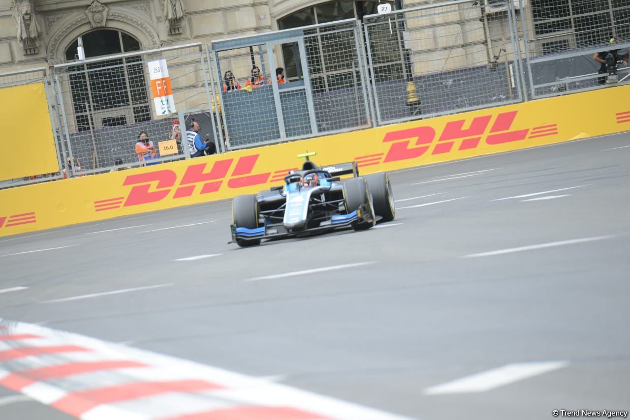 Bakı şəhər halqasında Formula 2 üzrə sərbəst yürüşlərə start verilib (FOTO)