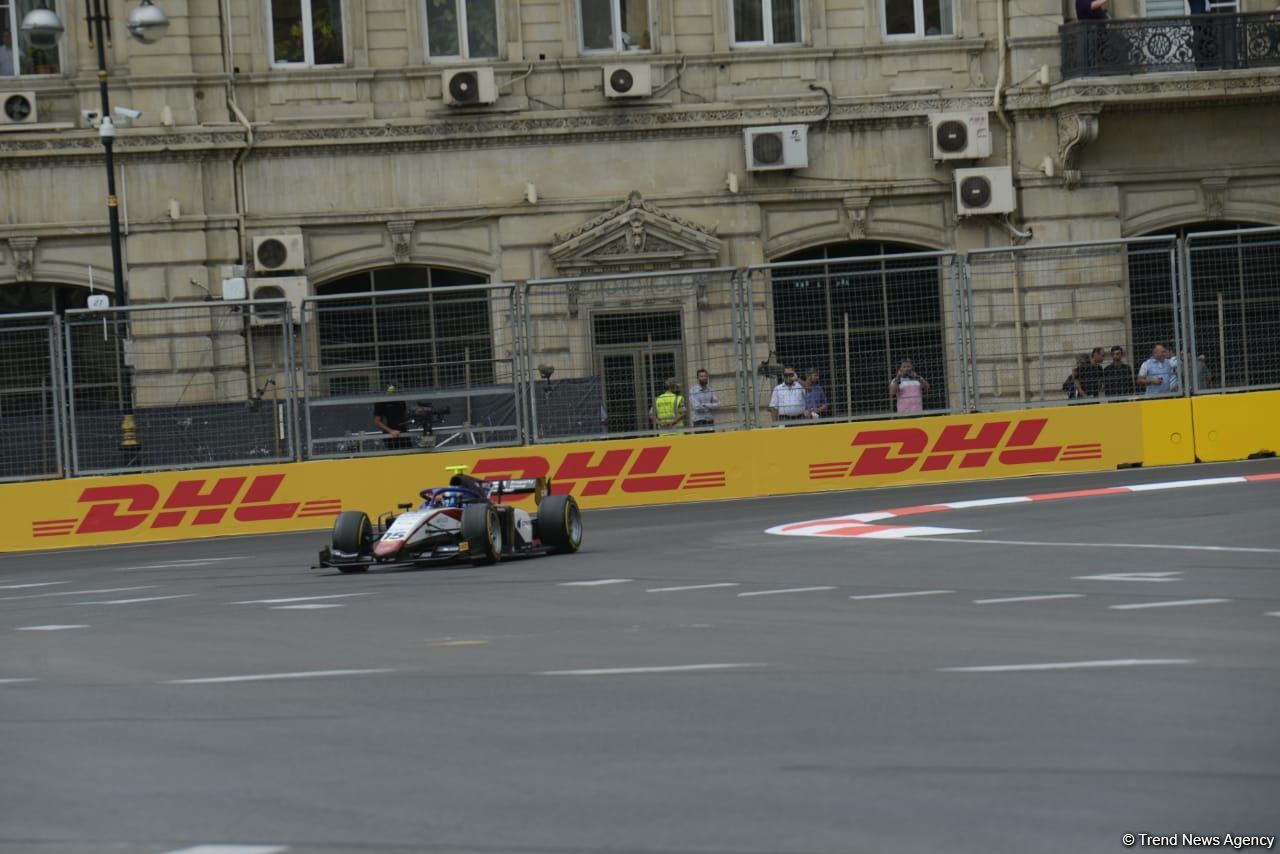 Bakı şəhər halqasında Formula 2 üzrə sərbəst yürüşlərə start verilib (FOTO)