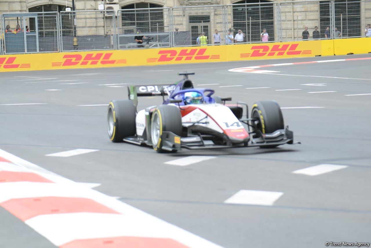Bakı şəhər halqasında Formula 2 üzrə sərbəst yürüşlərə start verilib (FOTO)