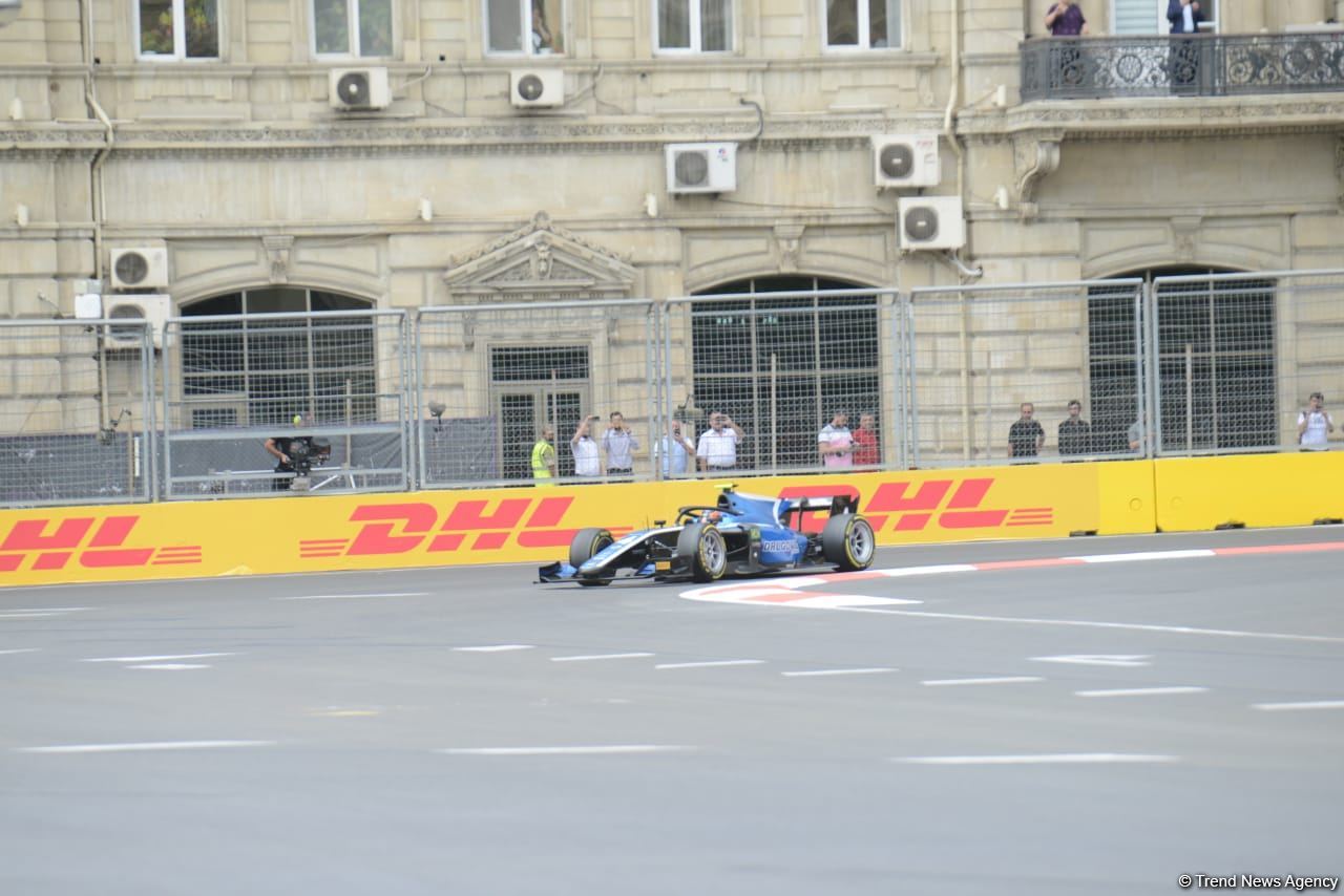 Bakı şəhər halqasında Formula 2 üzrə sərbəst yürüşlərə start verilib (FOTO)