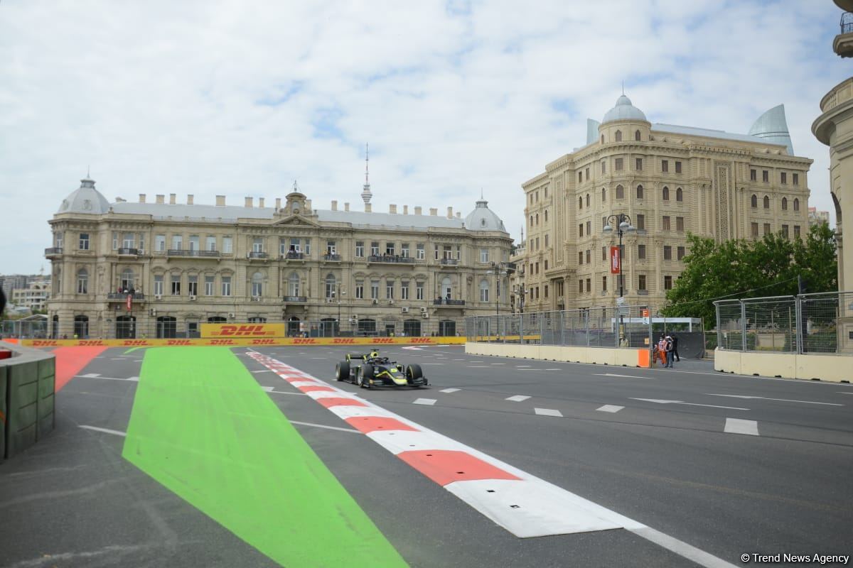 Bakı şəhər halqasında Formula 2 üzrə sərbəst yürüşlərə start verilib (FOTO)