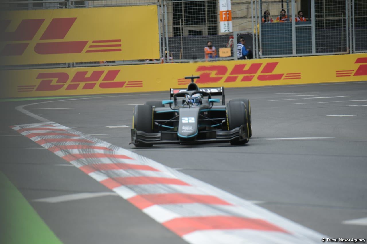 Bakı şəhər halqasında Formula 2 üzrə sərbəst yürüşlərə start verilib (FOTO)