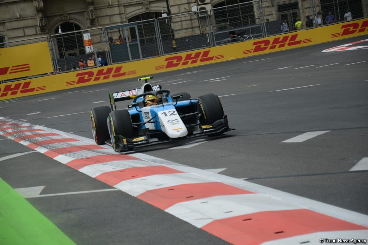 Bakı şəhər halqasında Formula 2 üzrə sərbəst yürüşlərə start verilib (FOTO)