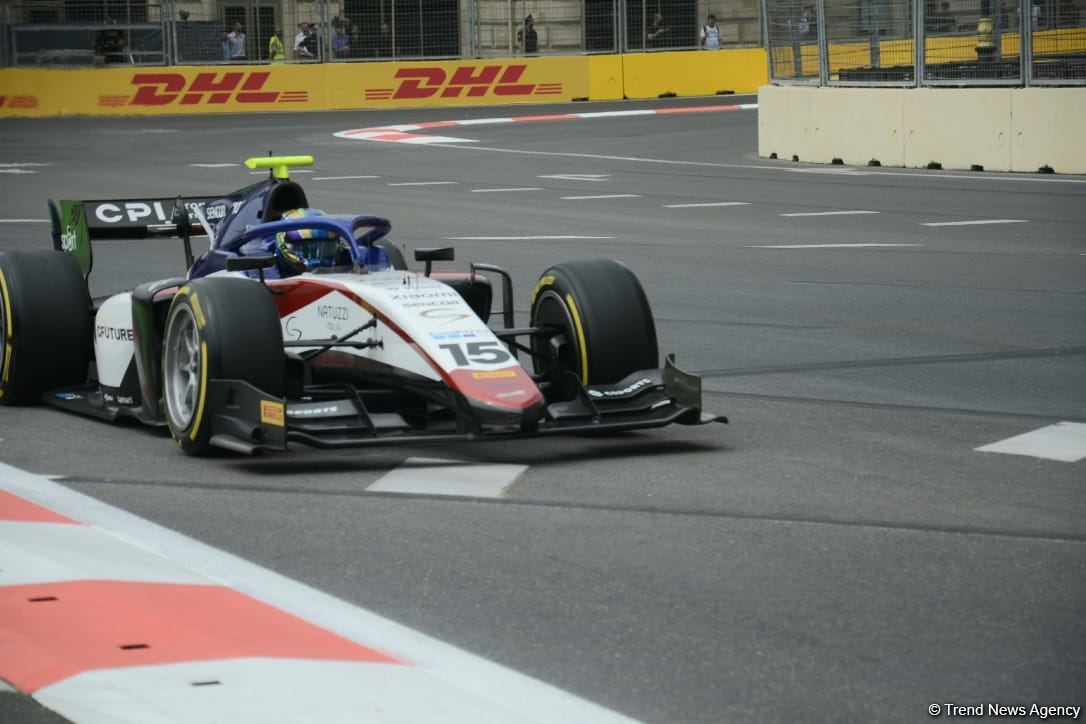 Bakı şəhər halqasında Formula 2 üzrə sərbəst yürüşlərə start verilib (FOTO)