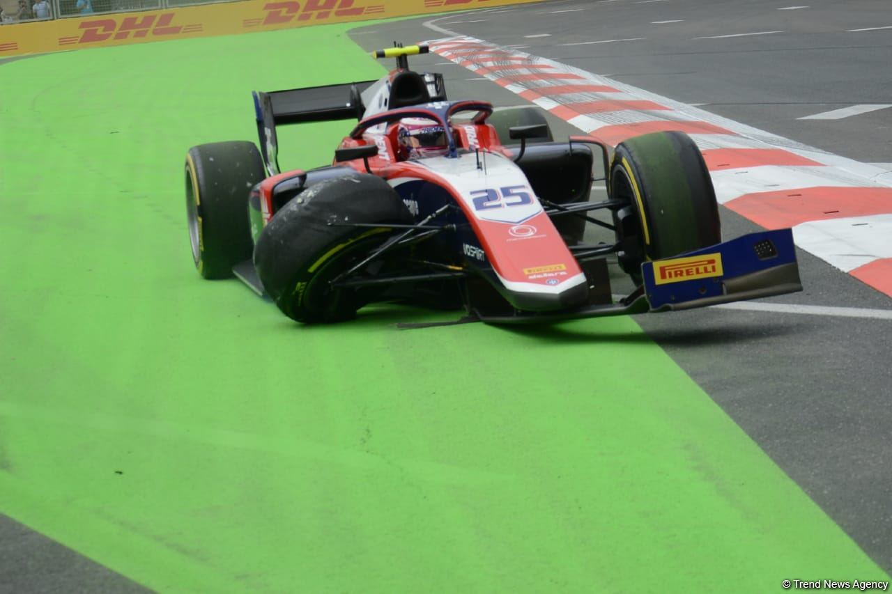 Bakı şəhər halqasında Formula 2 üzrə sərbəst yürüşlərə start verilib (FOTO)