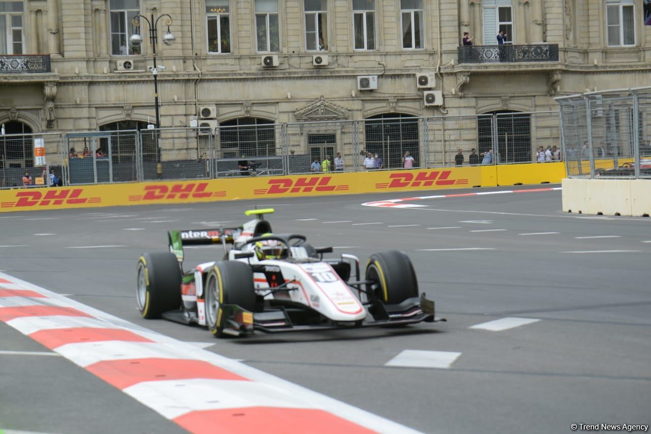 Bakı şəhər halqasında Formula 2 üzrə sərbəst yürüşlərə start verilib (FOTO)