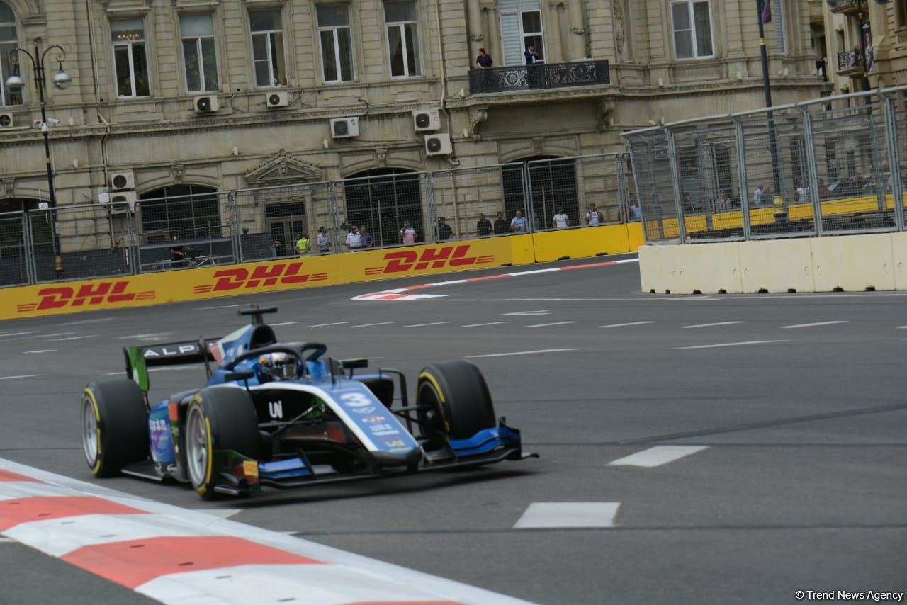 Bakı şəhər halqasında Formula 2 üzrə sərbəst yürüşlərə start verilib (FOTO)