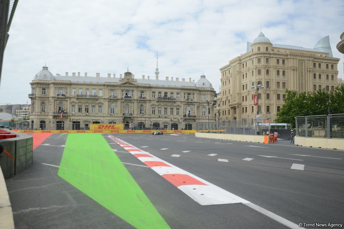 Bakı şəhər halqasında Formula 2 üzrə sərbəst yürüşlərə start verilib (FOTO)