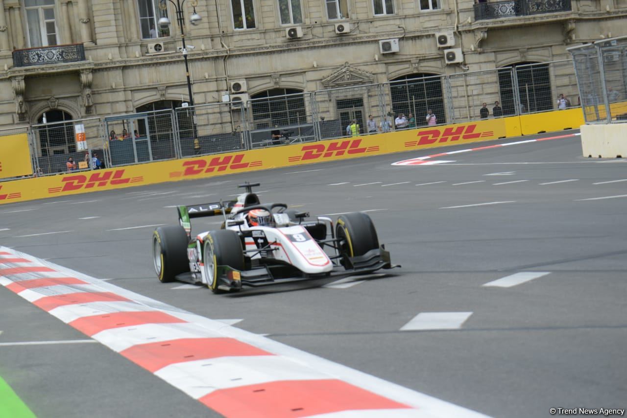 Bakı şəhər halqasında Formula 2 üzrə sərbəst yürüşlərə start verilib (FOTO)