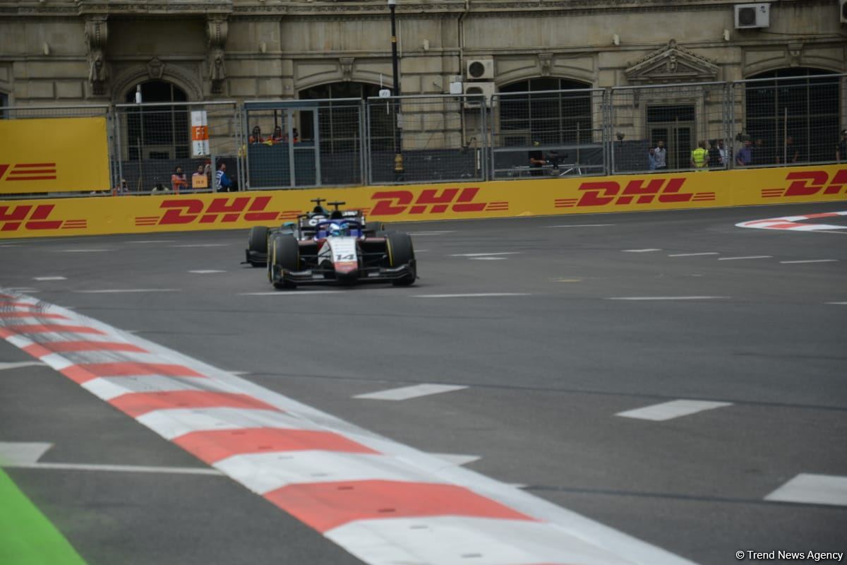 Bakı şəhər halqasında Formula 2 üzrə sərbəst yürüşlərə start verilib (FOTO)