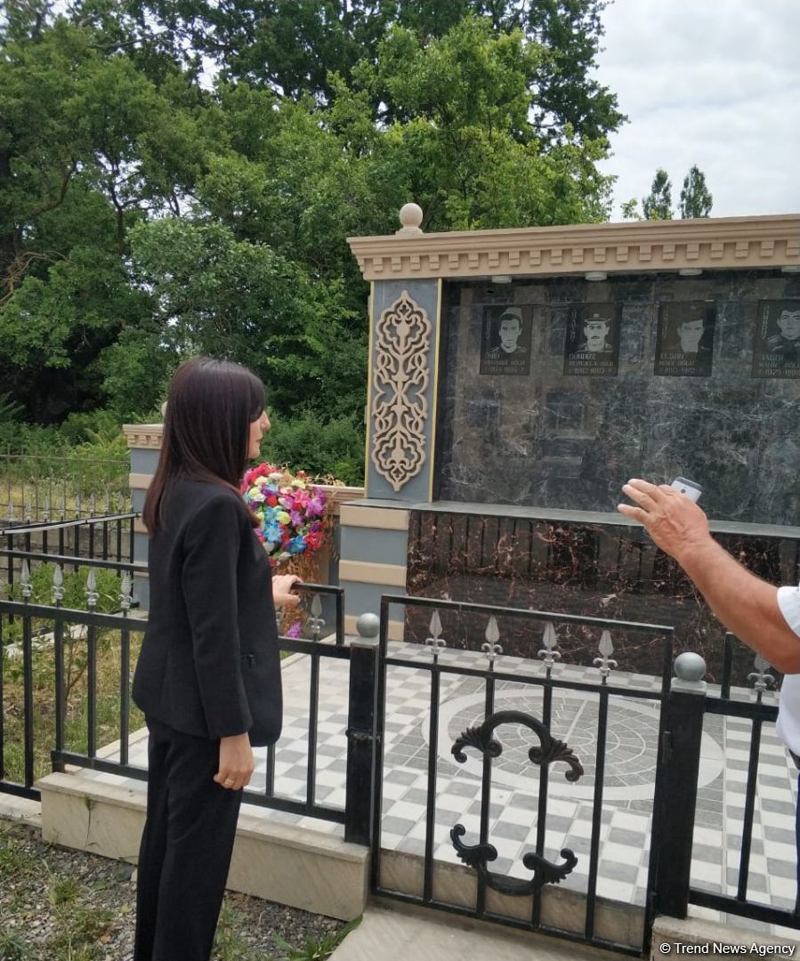 Millət vəkili şəhid ailəsini ziyarət edib (FOTO)