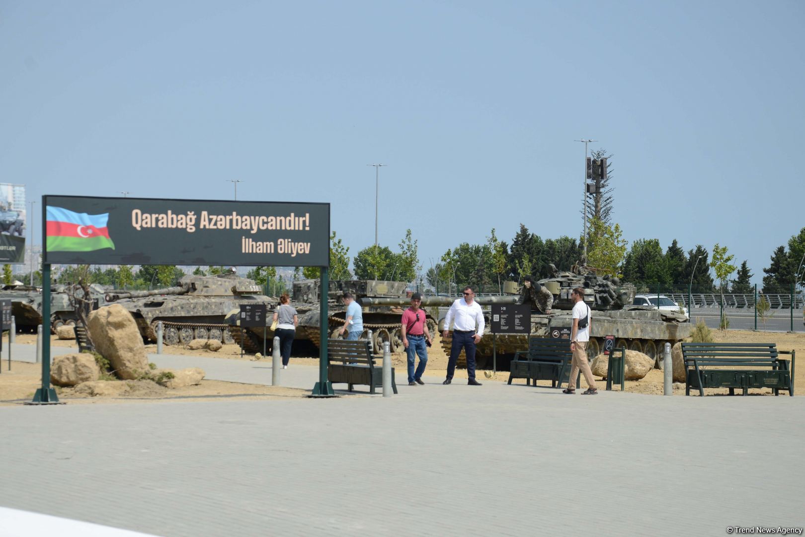 Ziyarətçilər Hərbi Qənimətlər Parkında Ordumuzun gücünü öz gözləri ilə görürlər (FOTOREPORTAJ)