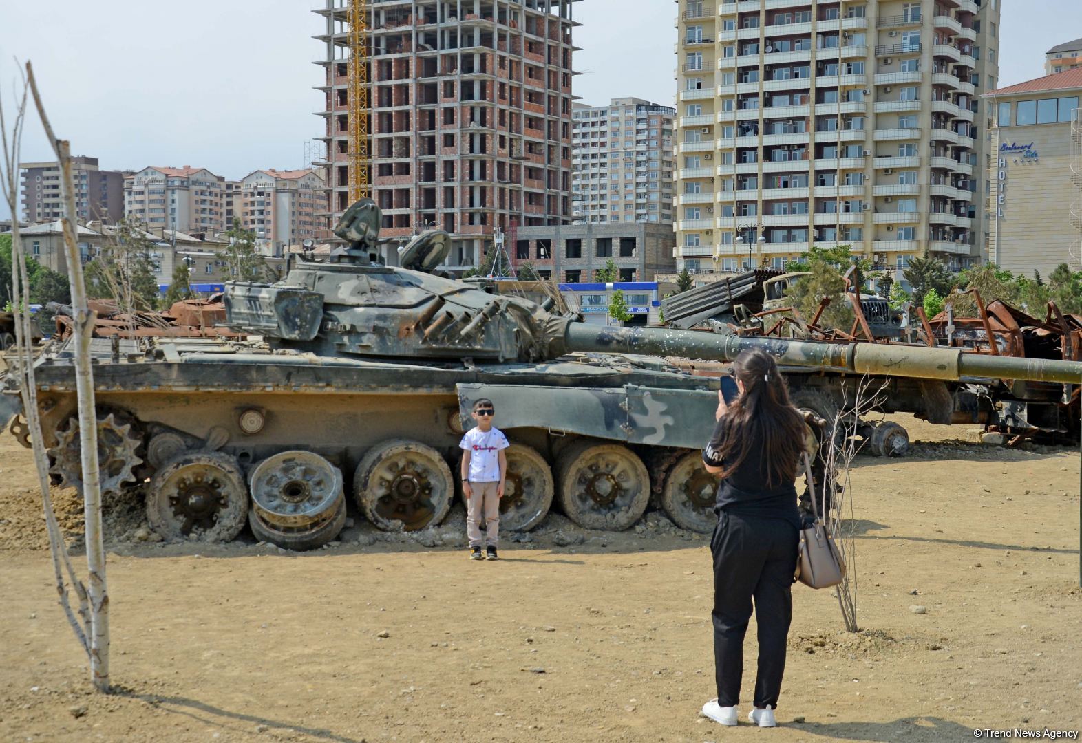 Ziyarətçilər Hərbi Qənimətlər Parkında Ordumuzun gücünü öz gözləri ilə görürlər (FOTOREPORTAJ)