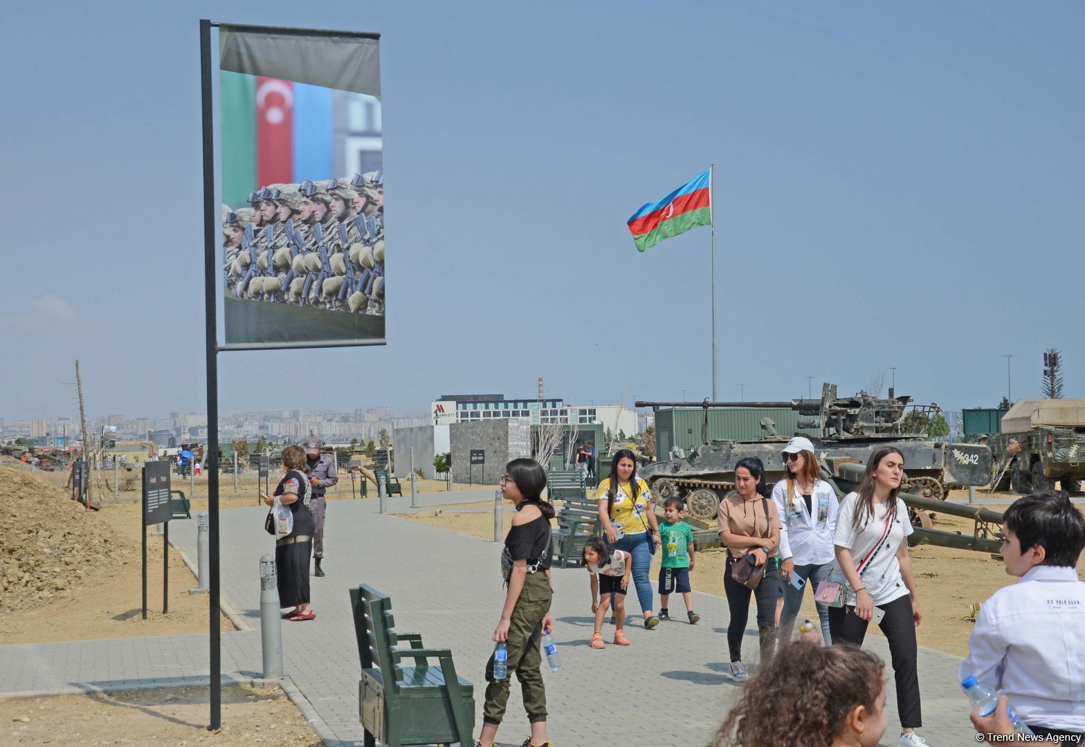 Ziyarətçilər Hərbi Qənimətlər Parkında Ordumuzun gücünü öz gözləri ilə görürlər (FOTOREPORTAJ)