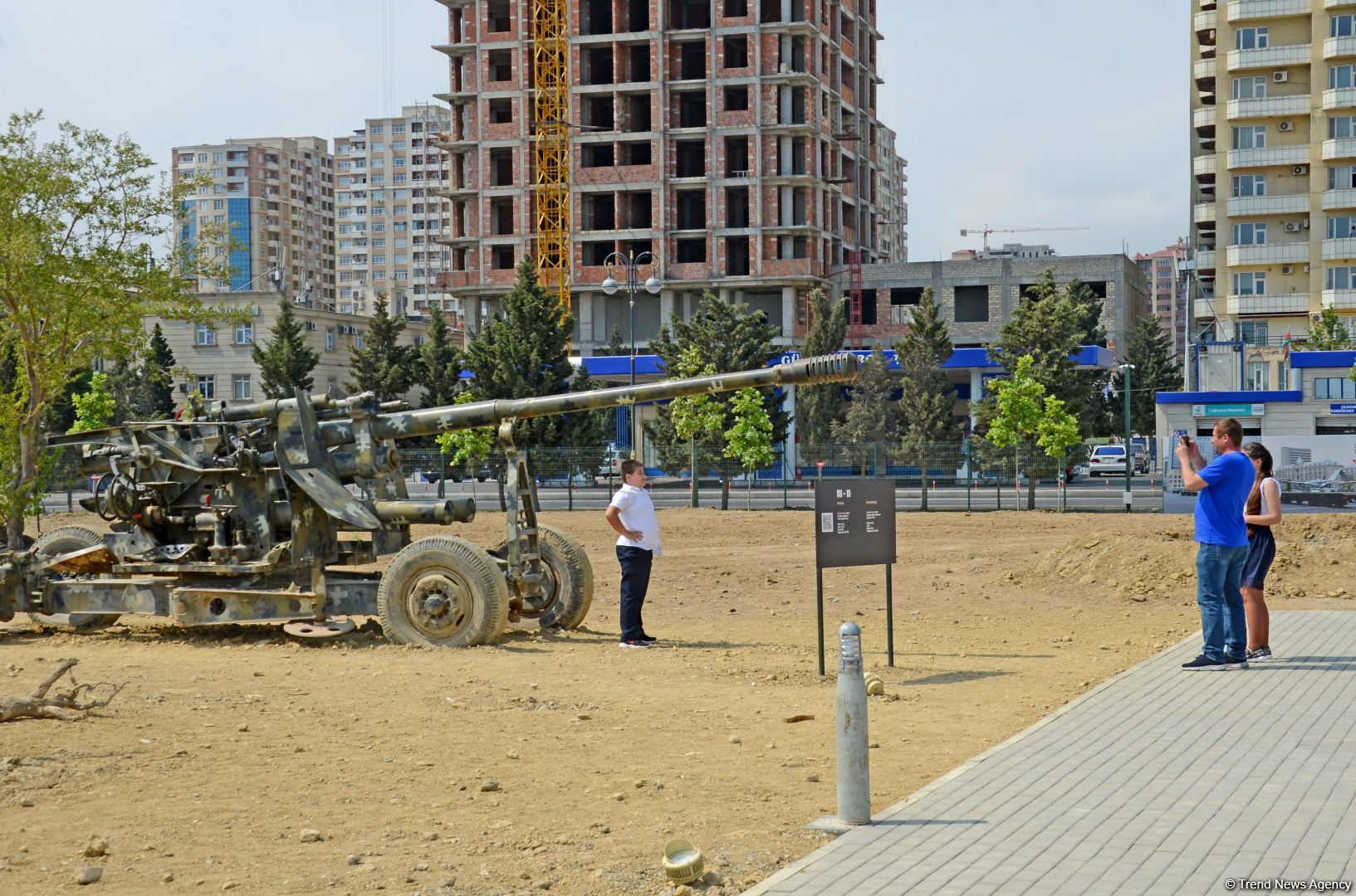 Ziyarətçilər Hərbi Qənimətlər Parkında Ordumuzun gücünü öz gözləri ilə görürlər (FOTOREPORTAJ)