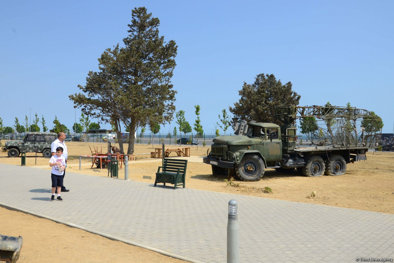 Ziyarətçilər Hərbi Qənimətlər Parkında Ordumuzun gücünü öz gözləri ilə görürlər (FOTOREPORTAJ)
