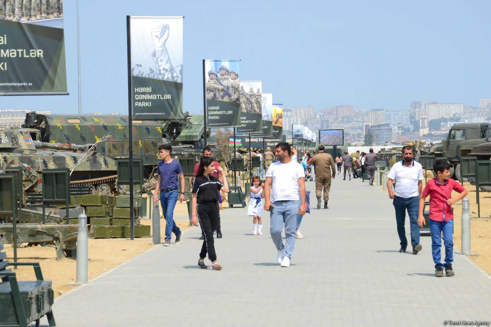 Ziyarətçilər Hərbi Qənimətlər Parkında Ordumuzun gücünü öz gözləri ilə görürlər (FOTOREPORTAJ)