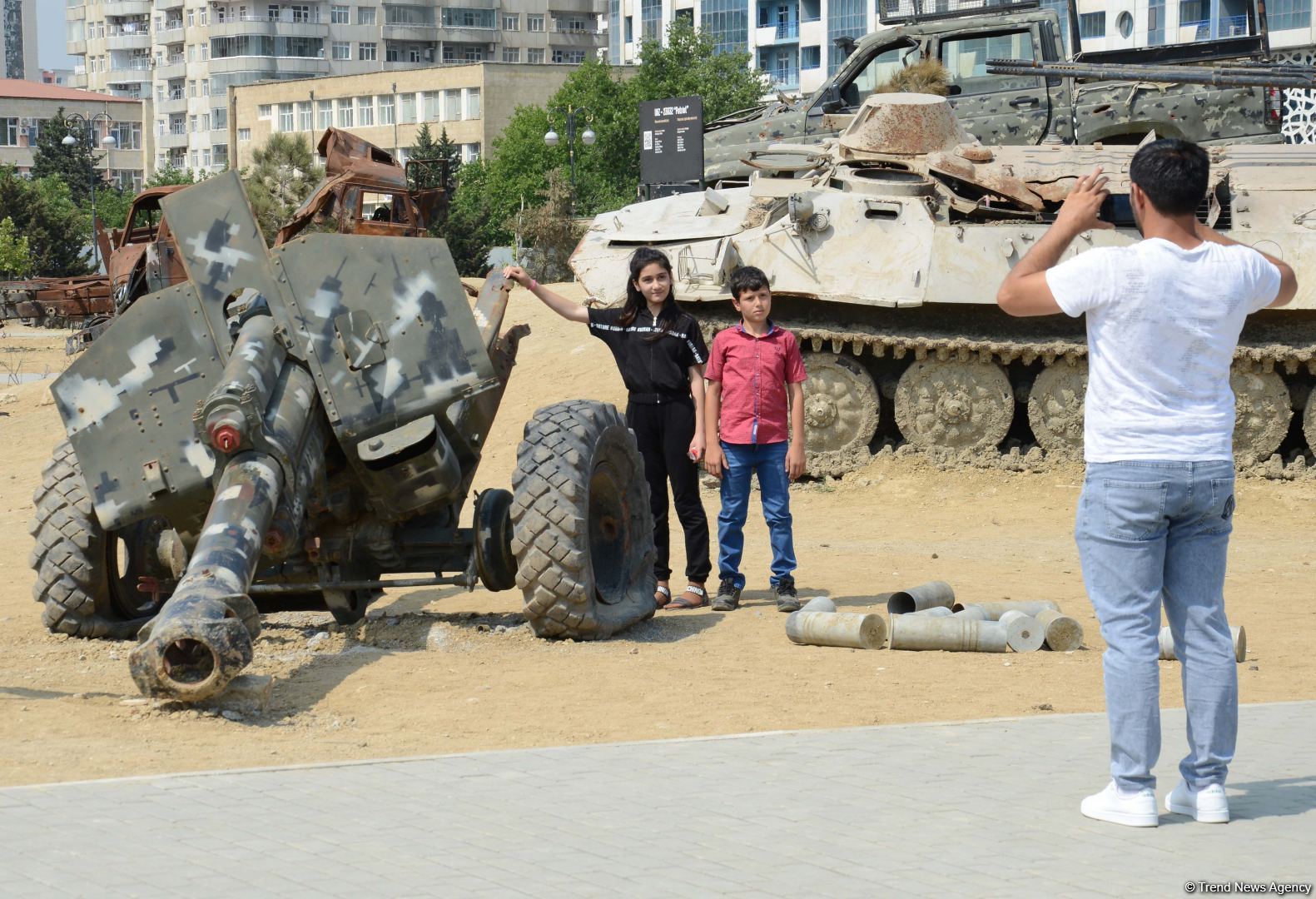 Ziyarətçilər Hərbi Qənimətlər Parkında Ordumuzun gücünü öz gözləri ilə görürlər (FOTOREPORTAJ)