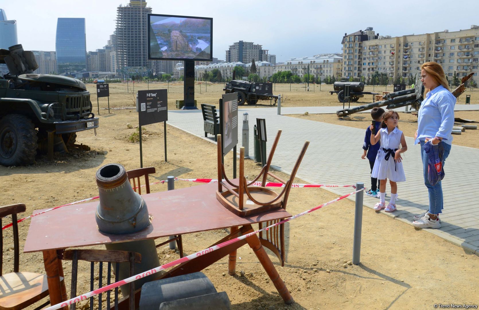 Ziyarətçilər Hərbi Qənimətlər Parkında Ordumuzun gücünü öz gözləri ilə görürlər (FOTOREPORTAJ)