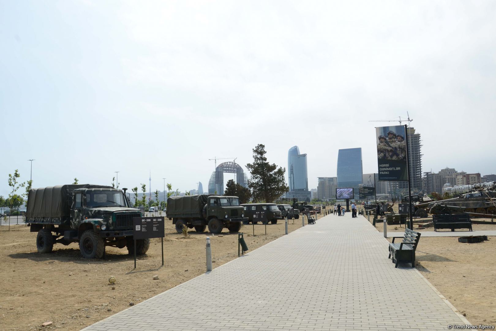 Ziyarətçilər Hərbi Qənimətlər Parkında Ordumuzun gücünü öz gözləri ilə görürlər (FOTOREPORTAJ)