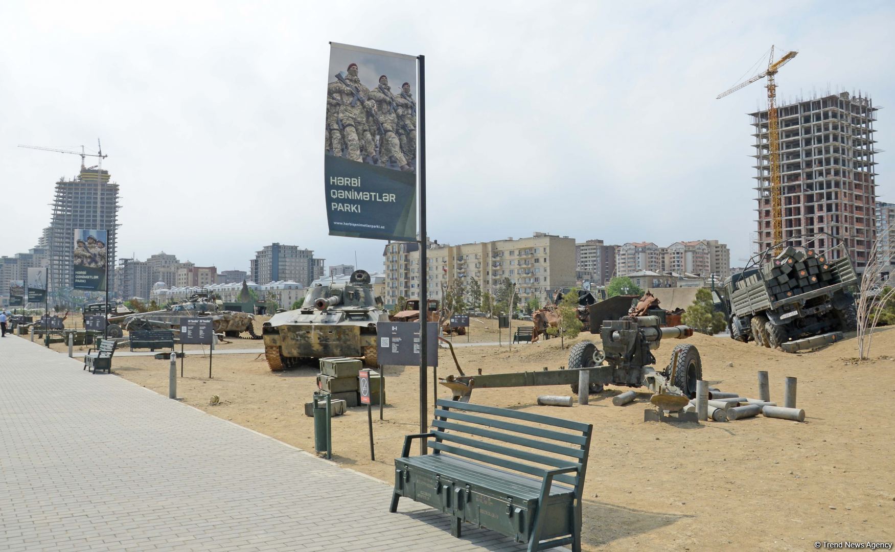 Ziyarətçilər Hərbi Qənimətlər Parkında Ordumuzun gücünü öz gözləri ilə görürlər (FOTOREPORTAJ)