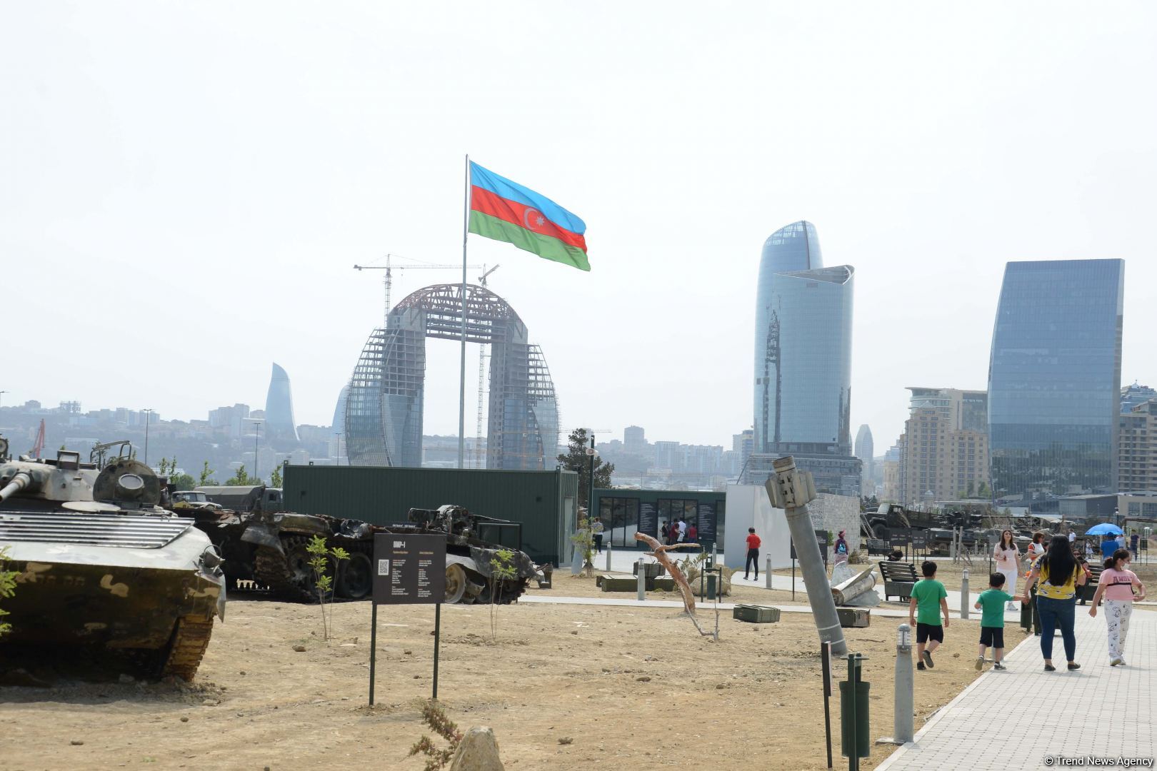 Ziyarətçilər Hərbi Qənimətlər Parkında Ordumuzun gücünü öz gözləri ilə görürlər (FOTOREPORTAJ)