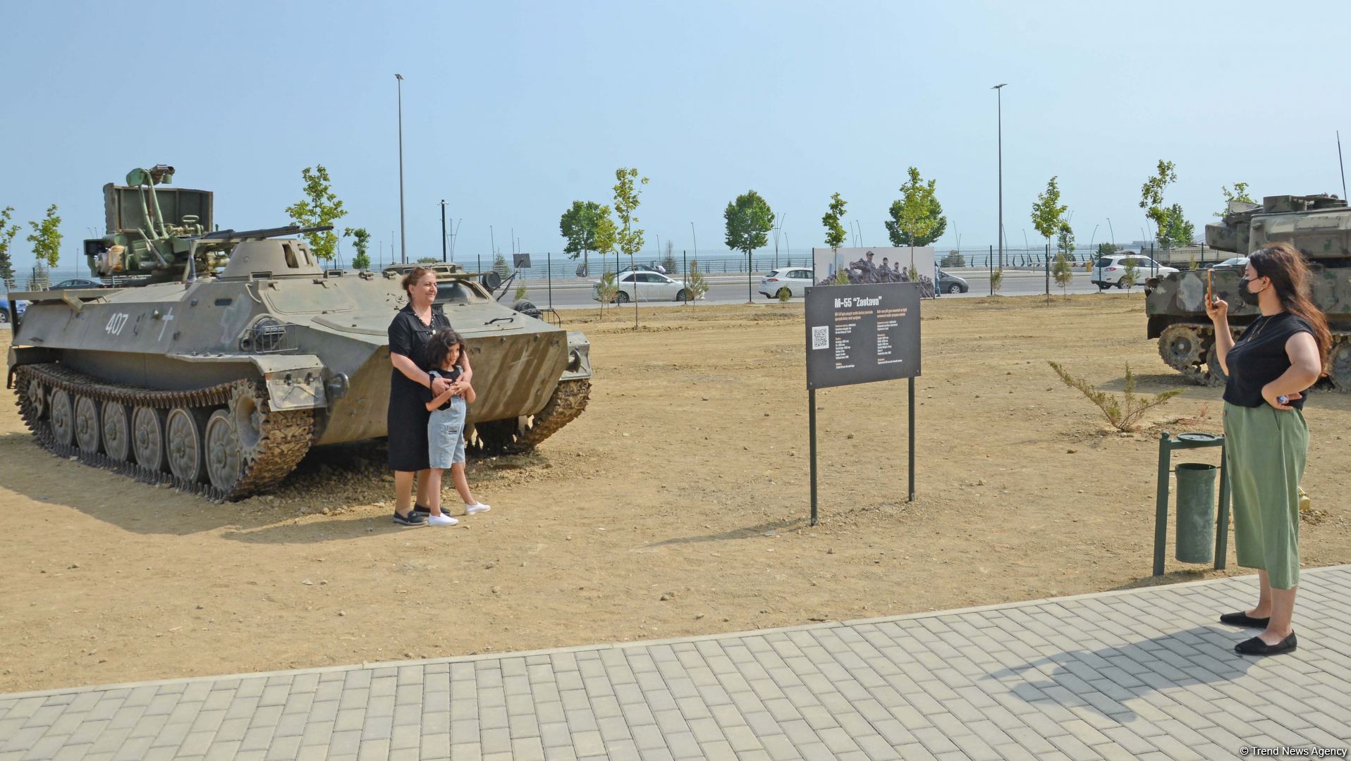 Ziyarətçilər Hərbi Qənimətlər Parkında Ordumuzun gücünü öz gözləri ilə görürlər (FOTOREPORTAJ)