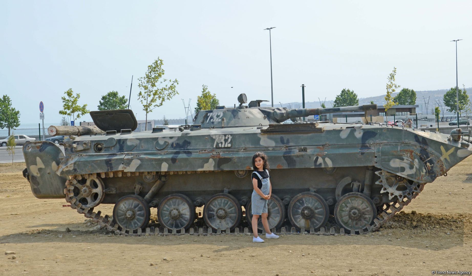 Ziyarətçilər Hərbi Qənimətlər Parkında Ordumuzun gücünü öz gözləri ilə görürlər (FOTOREPORTAJ)