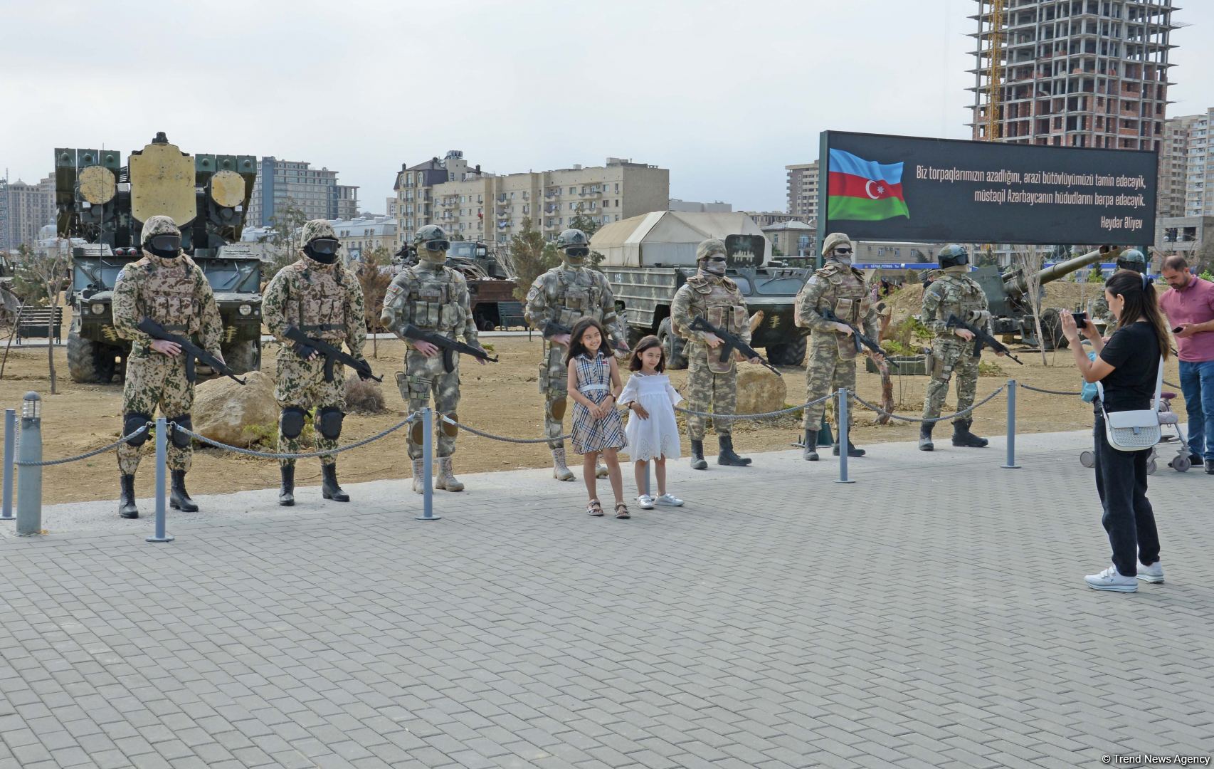 Ziyarətçilər Hərbi Qənimətlər Parkında Ordumuzun gücünü öz gözləri ilə görürlər (FOTOREPORTAJ)