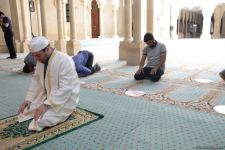 Məscidə namaz qılmağa gələnlərin hamısında COVİD-19 pasportu var – Axund (FOTO)