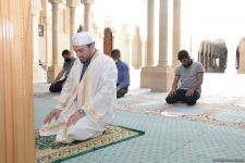 Məscidə namaz qılmağa gələnlərin hamısında COVİD-19 pasportu var – Axund (FOTO)