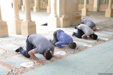 Məscidə namaz qılmağa gələnlərin hamısında COVİD-19 pasportu var – Axund (FOTO)