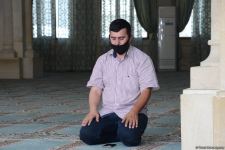 Məscidə namaz qılmağa gələnlərin hamısında COVİD-19 pasportu var – Axund (FOTO)