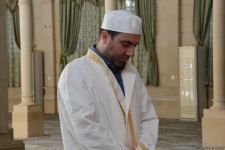 Məscidə namaz qılmağa gələnlərin hamısında COVİD-19 pasportu var – Axund (FOTO)