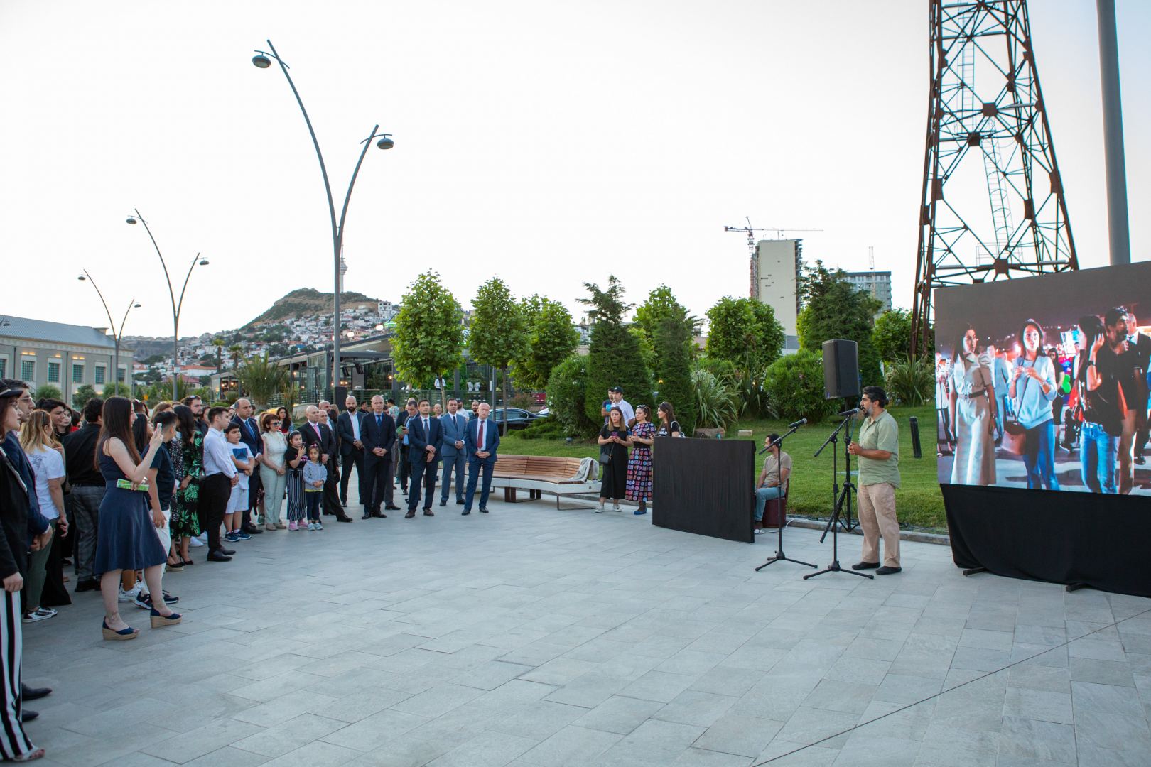 Bakı Dənizkənarı Bulvarda NARGIS Nəşriyyat evinin “Reduce, Reuse, Recycle, Respect” sərgisi açıldı (FOTO/VİDEO)