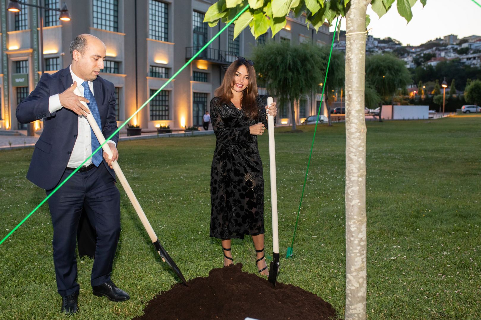 Bakı Dənizkənarı Bulvarda NARGIS Nəşriyyat evinin “Reduce, Reuse, Recycle, Respect” sərgisi açıldı (FOTO/VİDEO)