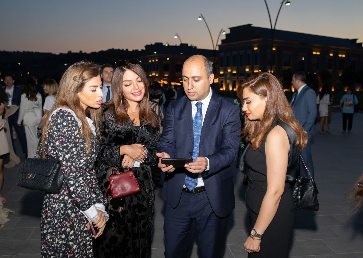Bakı Dənizkənarı Bulvarda NARGIS Nəşriyyat evinin “Reduce, Reuse, Recycle, Respect” sərgisi açıldı (FOTO/VİDEO)