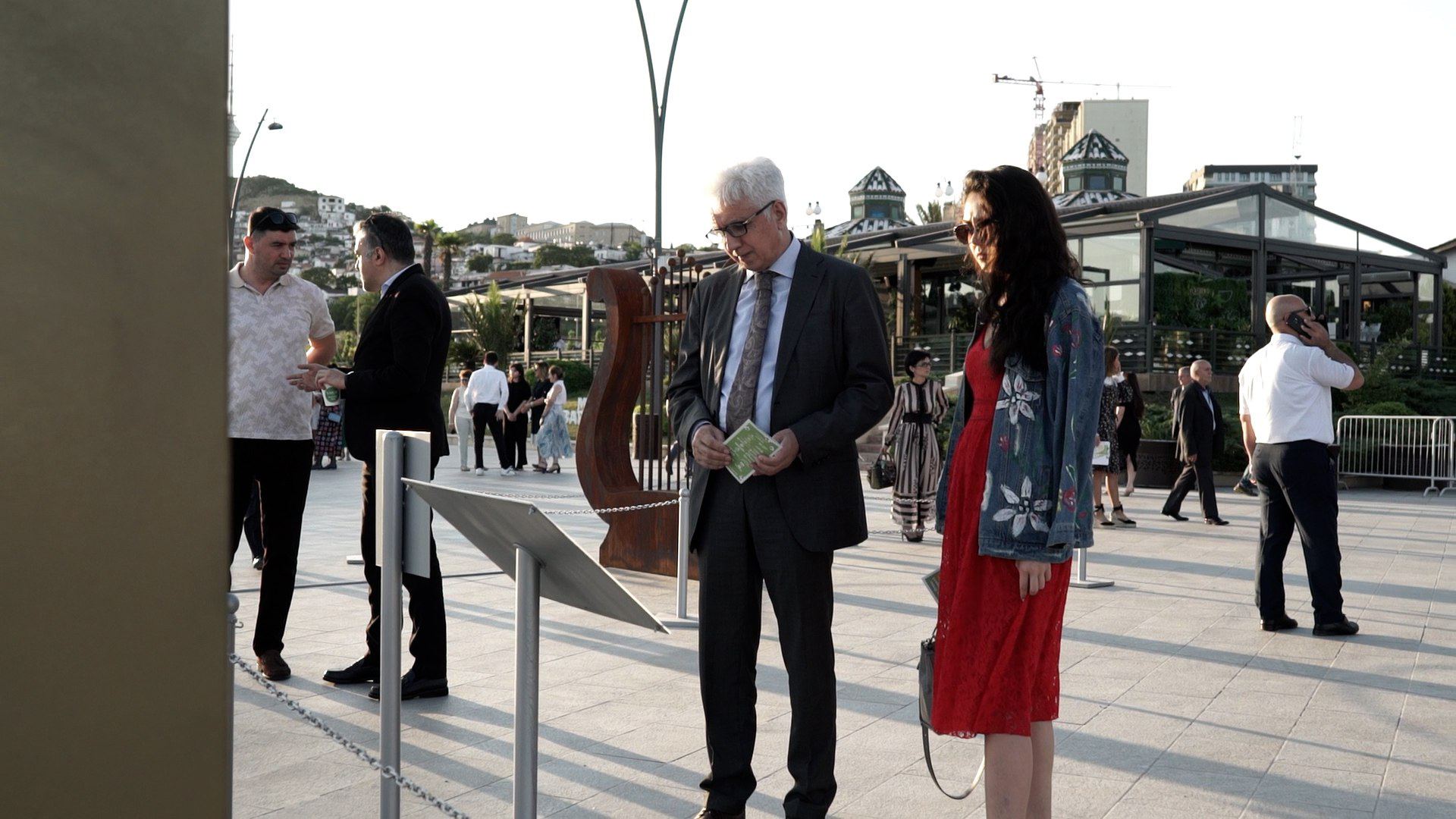 Bakı Dənizkənarı Bulvarda NARGIS Nəşriyyat evinin “Reduce, Reuse, Recycle, Respect” sərgisi açıldı (FOTO/VİDEO)