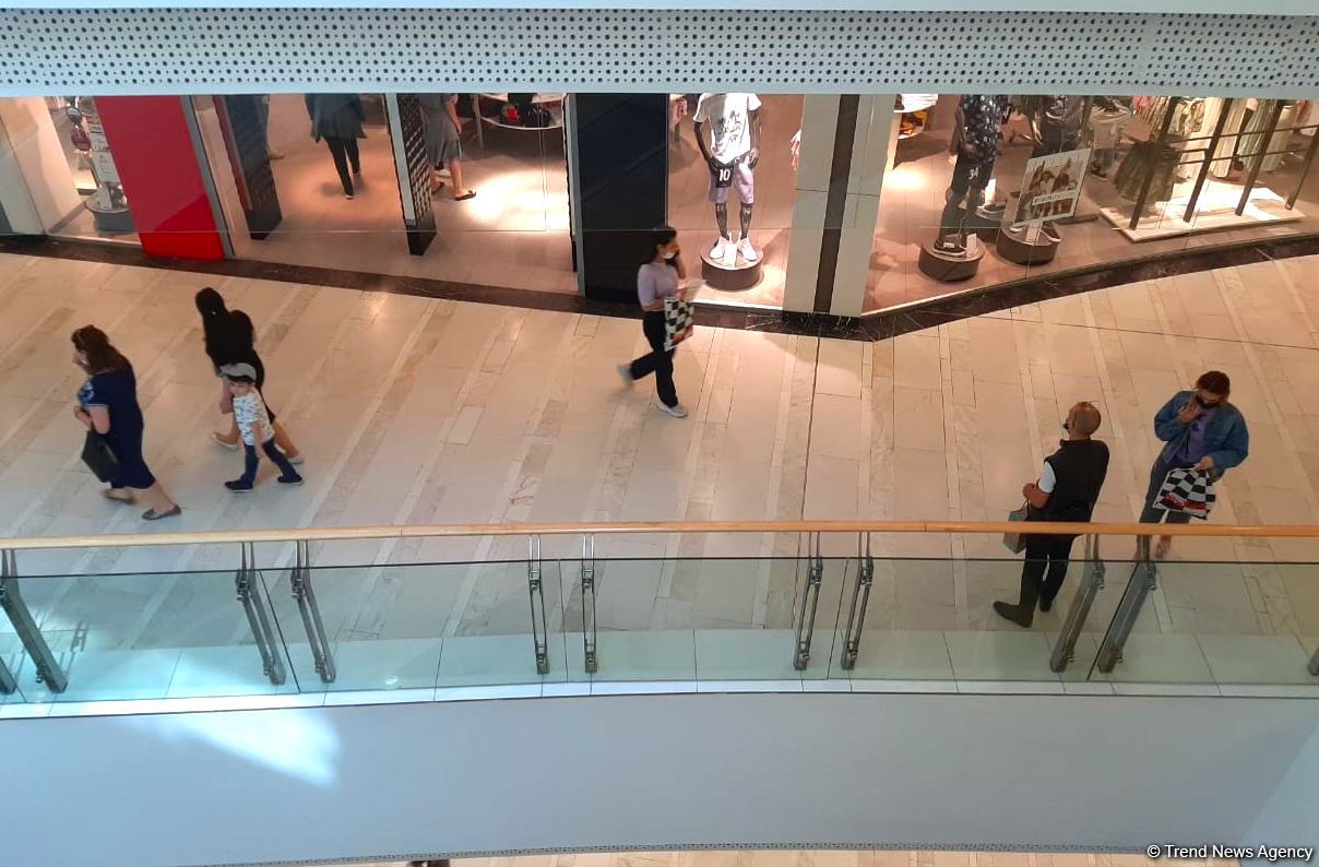 İri ticarət mərkəzləri və şadlıq saraylarına girişdə COVID-19 pasportu tələb olunmayacaq